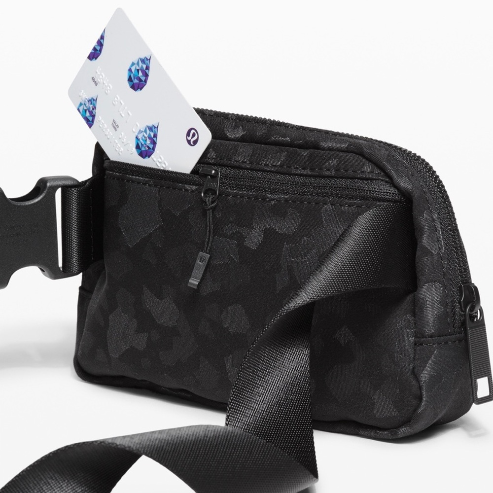 🖤 Lululemon 🖤 Everywhere Belt Bag Black Camo - Picture 3 of 8